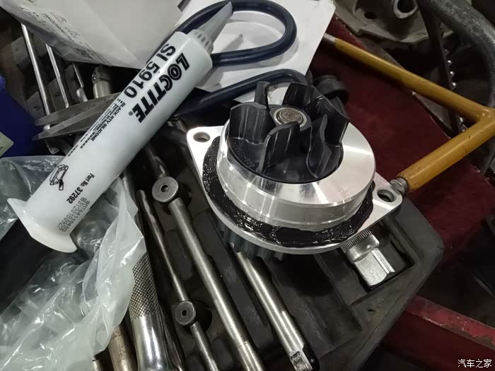 13年雪铁龙c4l再风吹雨淋的环境下发烧感冒了更换水泵水箱