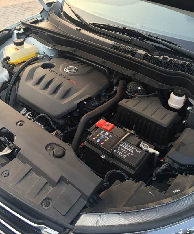 4t 发动机,发动机舱整体布局比较整齐不凌乱不空旷,各种电线都有保护