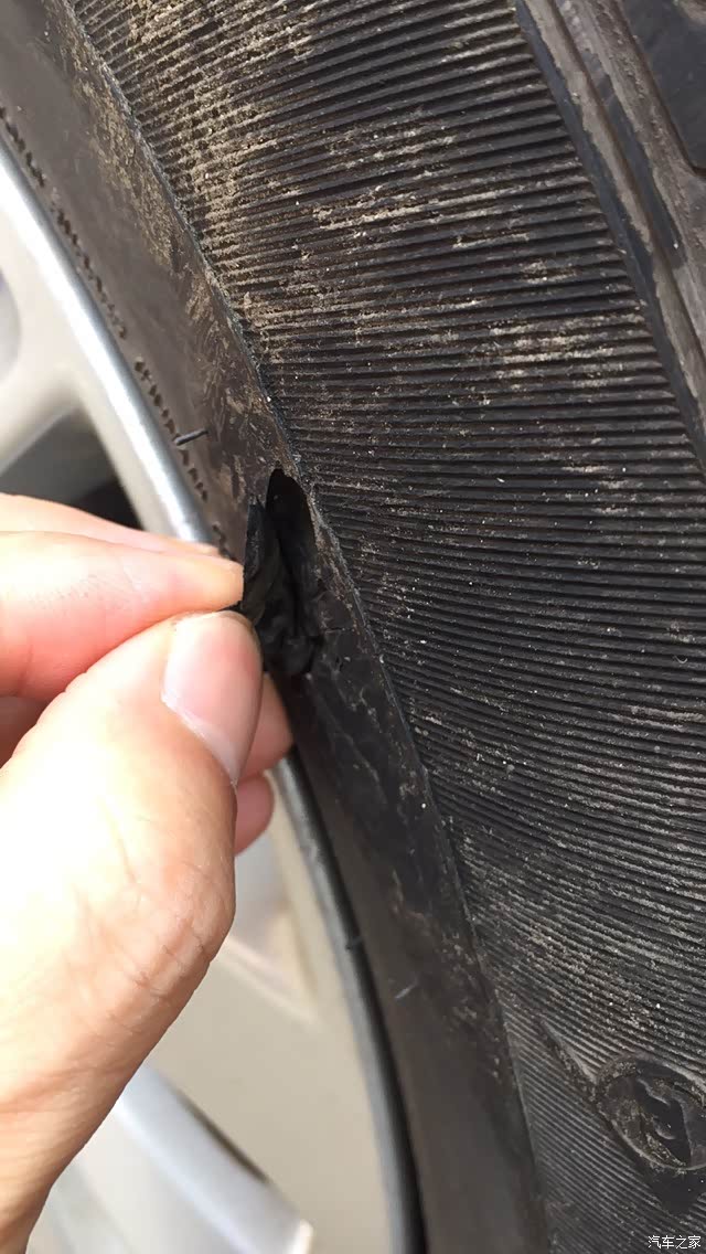 左前轮胎壁磕破皮了要换胎吗