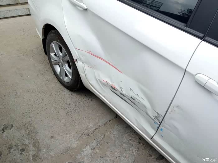 车被撞了放4s店了