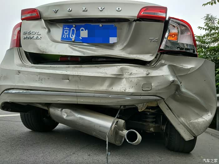 高速被追尾后车帕萨特报废