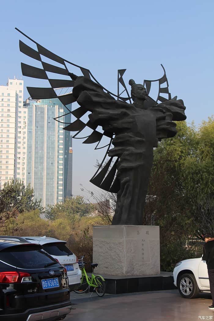 风筝博物馆正对着的是鲁班的铜像