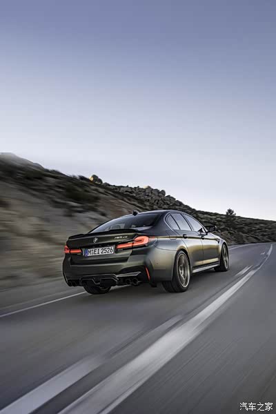 绿色的宝马bmw m5,优雅姿态,外观好看,一路行驶,真无忧