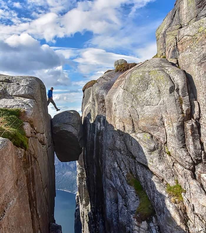 挪威谢拉格山的奇迹石悬挂在一千多米高的峡湾之上