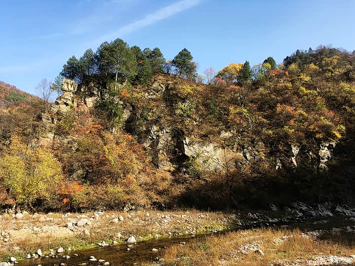 青崖古洞八渡初冬