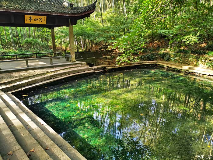 亭旁有一池,池名为"洗心池",池水清凉透明