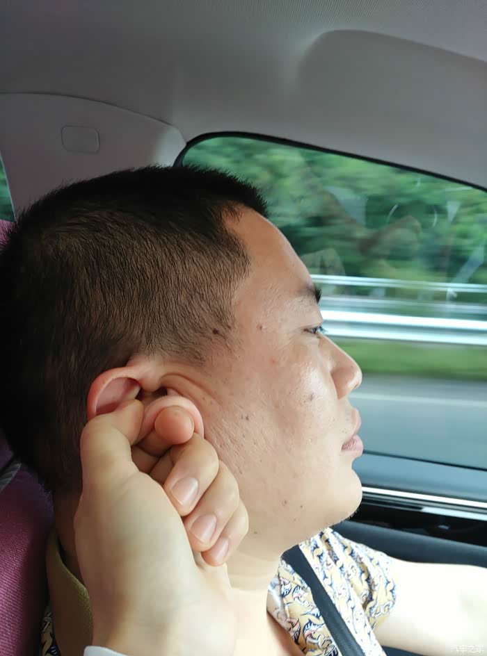 在路我想睡觉,被老婆拧一下耳朵,清醒那么十分钟左