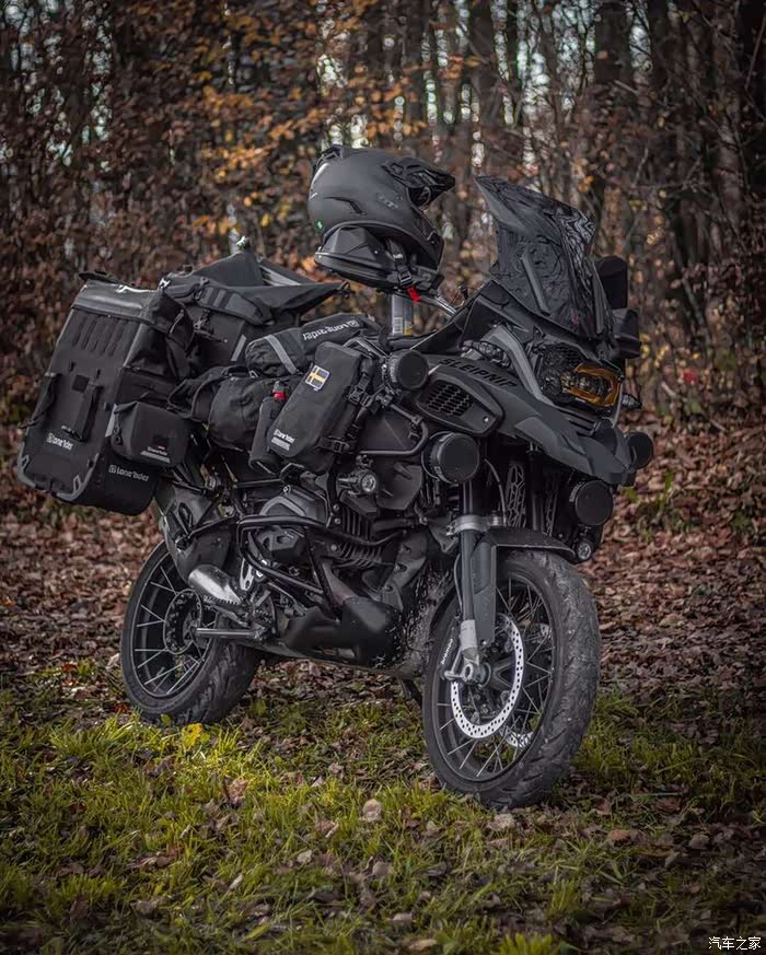 宝马r1250gs摩托车应该是这个型号了超帅了