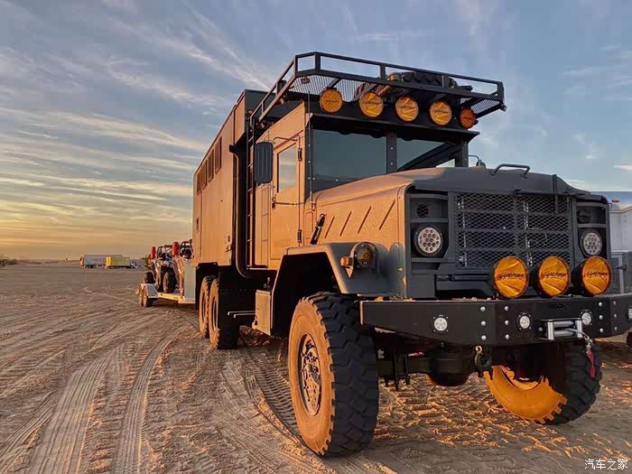 美国佬拿退役军用卡车改装的房车开起来没啥舒适性但胜在结实