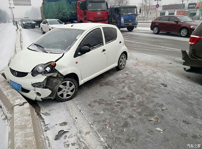 今天下雪,剛上去橋就追尾了!