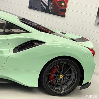 蓝色的法拉利488 pista 奶绿色的吗,好别致啊,真喜欢