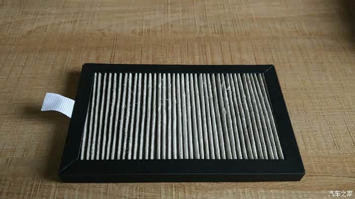 车载空气净化器滤芯,这旧的,很脏