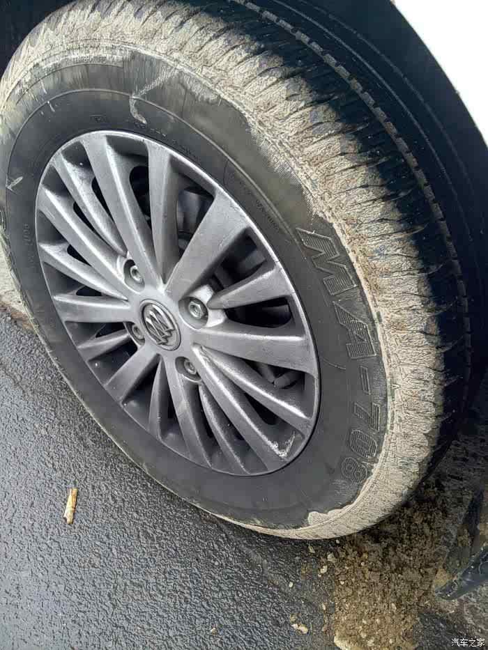 轮毂上黑色的黑粉正常吗?