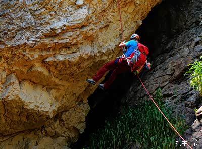 攀崖爱者在从谷顶往谷底