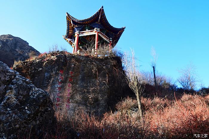 登上廟花山,放眼望織錦