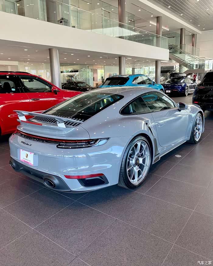 豪华大气的保时捷圆润的车头设计真是帅气满满真的喜欢这款式