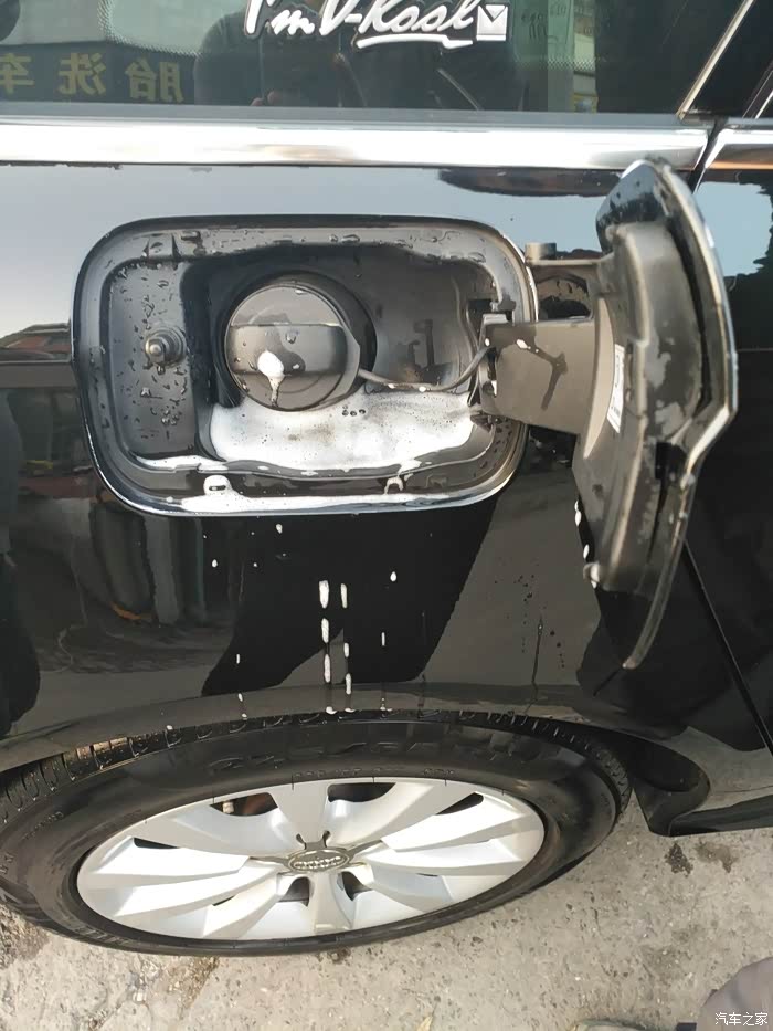 2016款奥迪a6l油箱盖处积水
