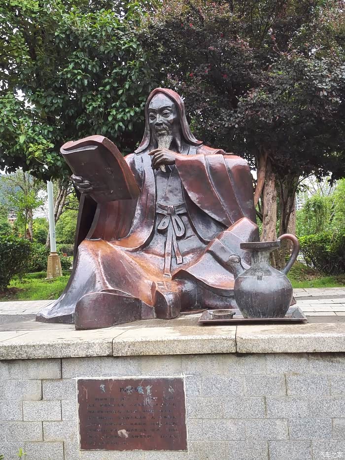 游客中心前的陶公塑像.