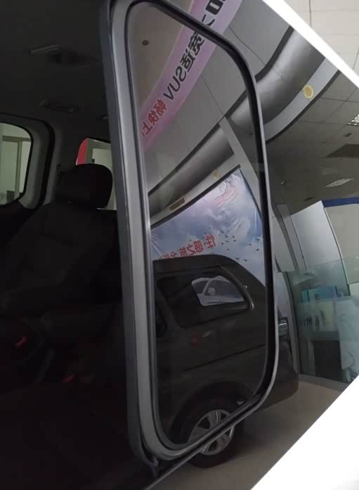 后排玻璃采用了隐私玻璃,乘坐者的私密性得到有效保护,第二排窗户属于