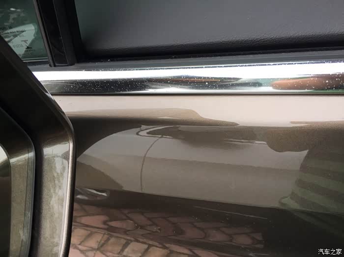 玻璃下面的镀铬条氧化了吗?