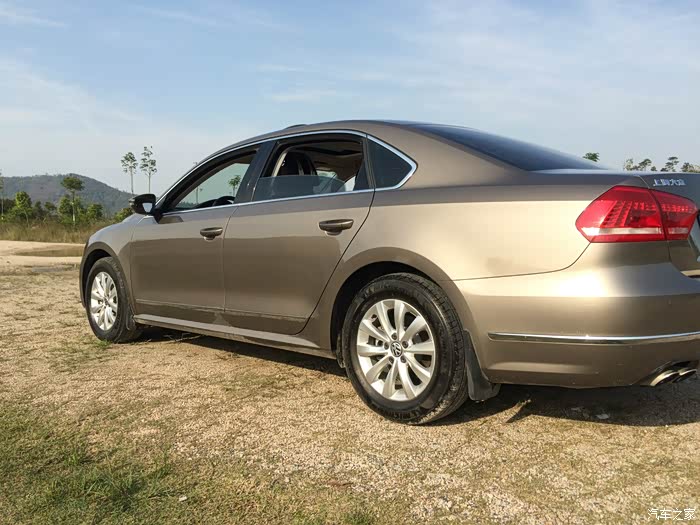 帕萨特用车感受阳光下的钛金色帕萨特