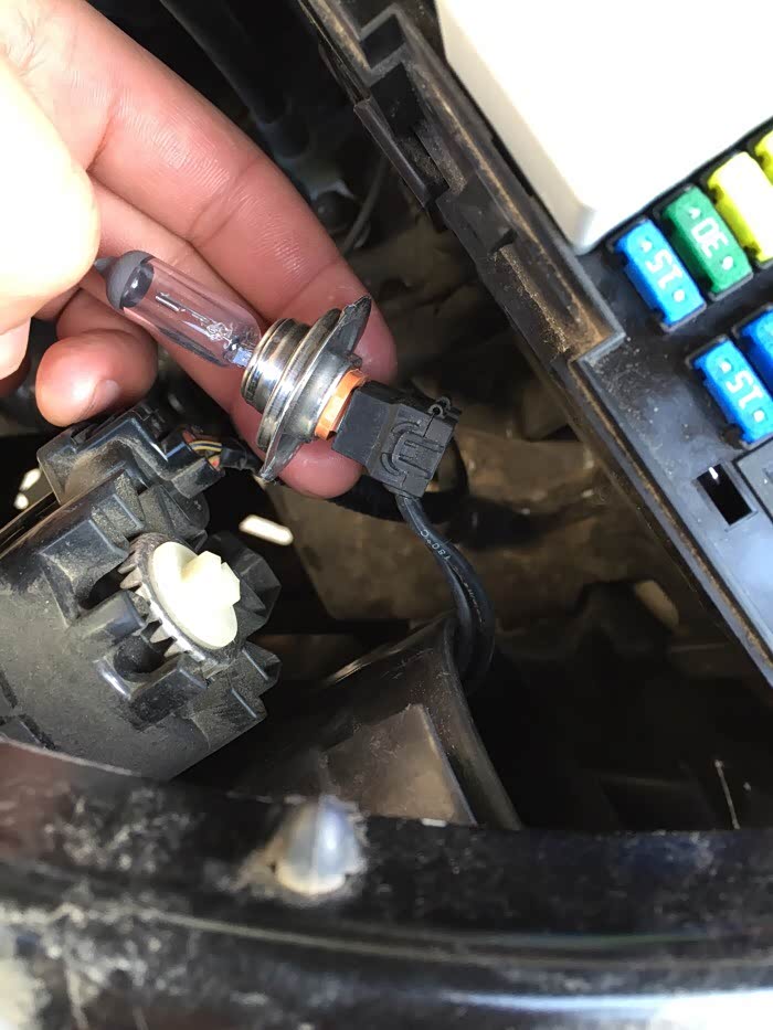 求助,大灯插头怎么拔