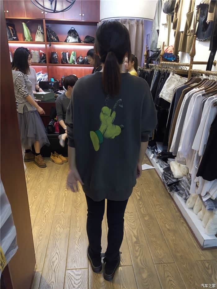 小七带上我和媳妇逛地下服装商业街