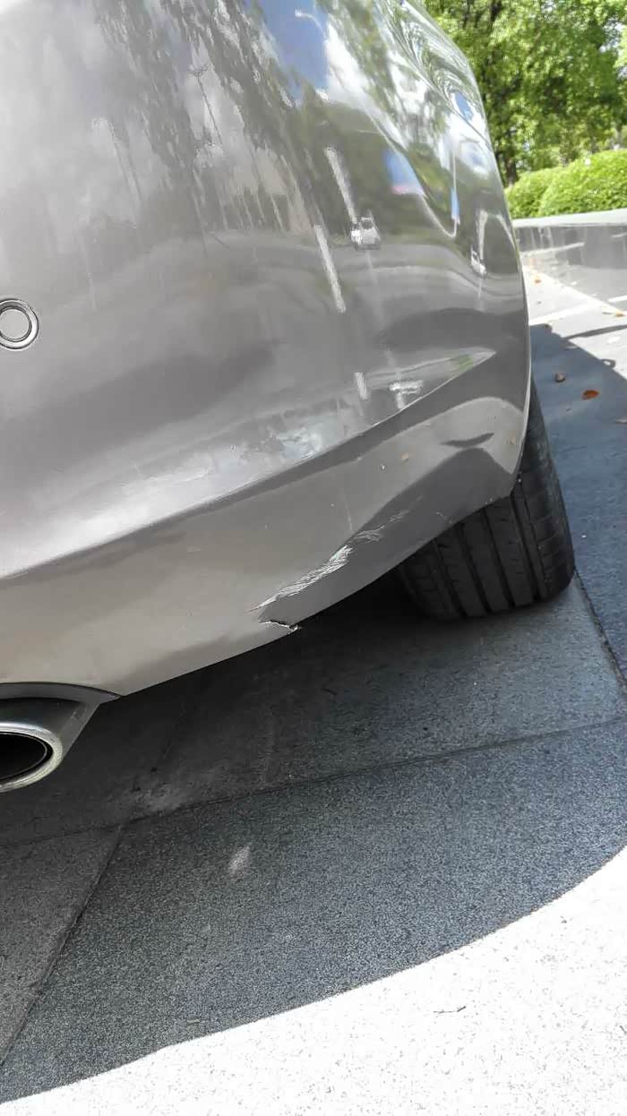 后保险杠下方裂了休一下啊大概多少钱