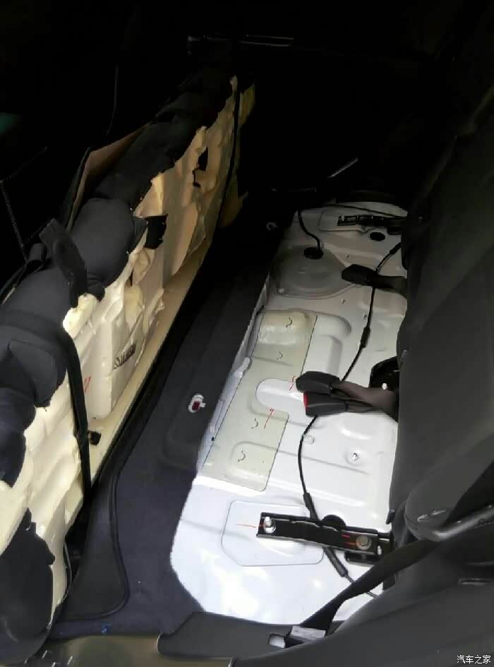 后排座垫是这么拆下来的?