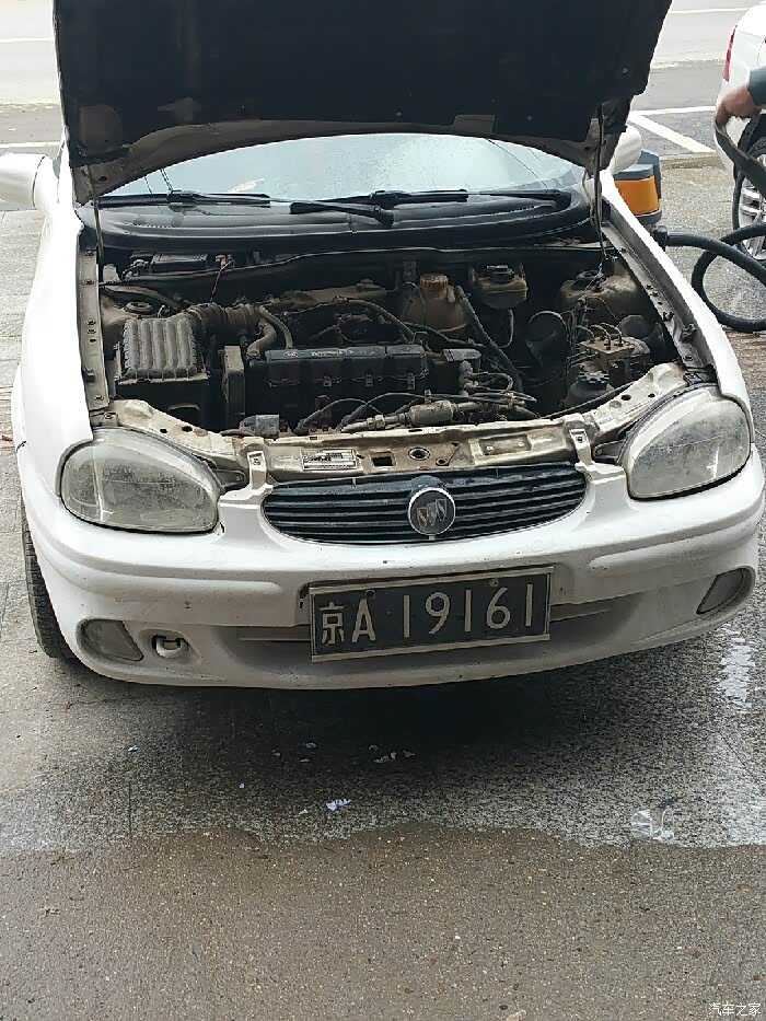 网上看到的图,一辆老老赛欧(还别克标),挂了个黑色京a纯数字牌.