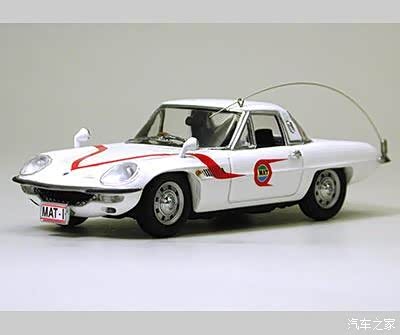 还有车灯往后拉隆起甚至有点cosmo味道在其中(杰克奥特曼中mat队战车)