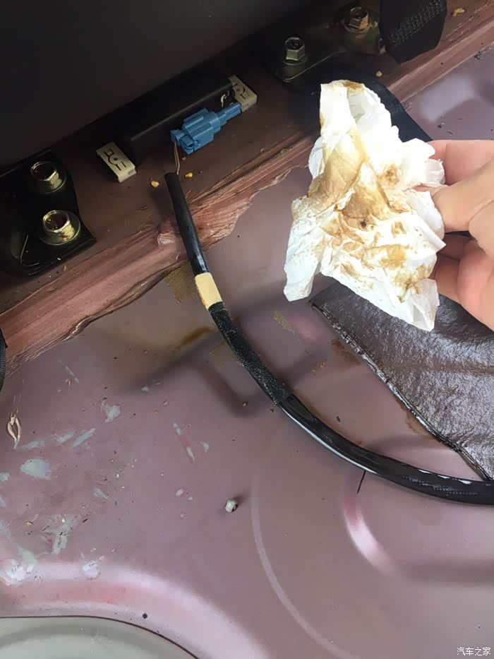 11年骐达后排座椅掀开面竟然有类似油样液体第张图纸巾位置方都