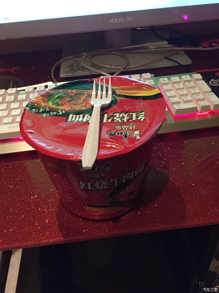 天气太热了,饿了也不想出去,在网吧打发等火车时间了,就吃泡面了