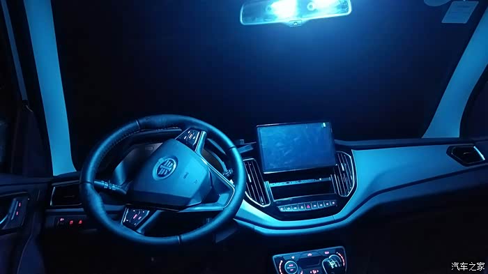 蓝色车内氛围灯,阅读灯啥的,爽