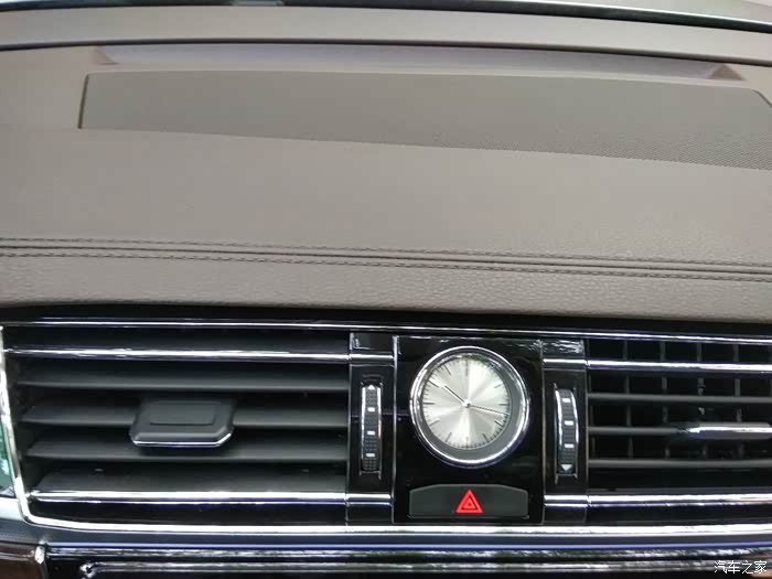 中控面钟表看起来有些复古感觉特别像家里老爸年轻时候戴过那些梅花