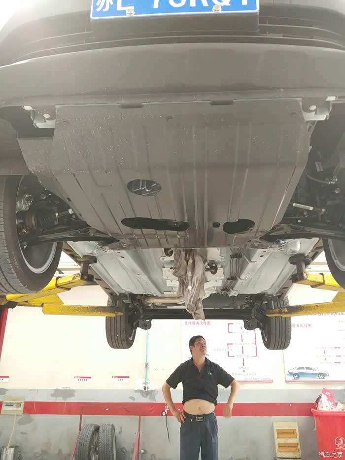 我的4月份的车,有护板,还出厂自带底盘装甲,元很厚道!