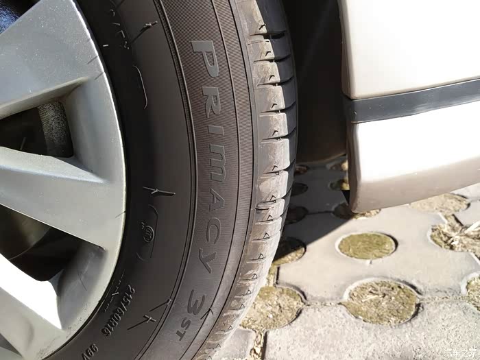 请问凯美瑞轮胎尺寸是21560r16吗