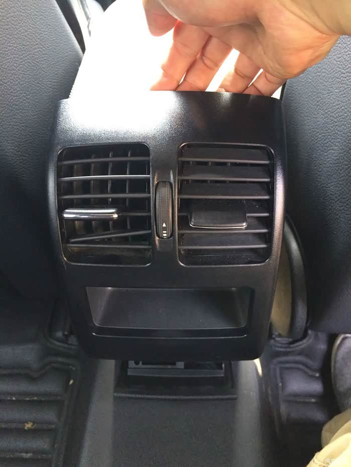 自己动手换掉坏了后排出风口