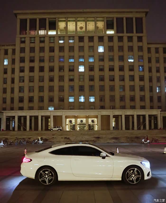 优雅如我奔驰c200coupe夜袭清华