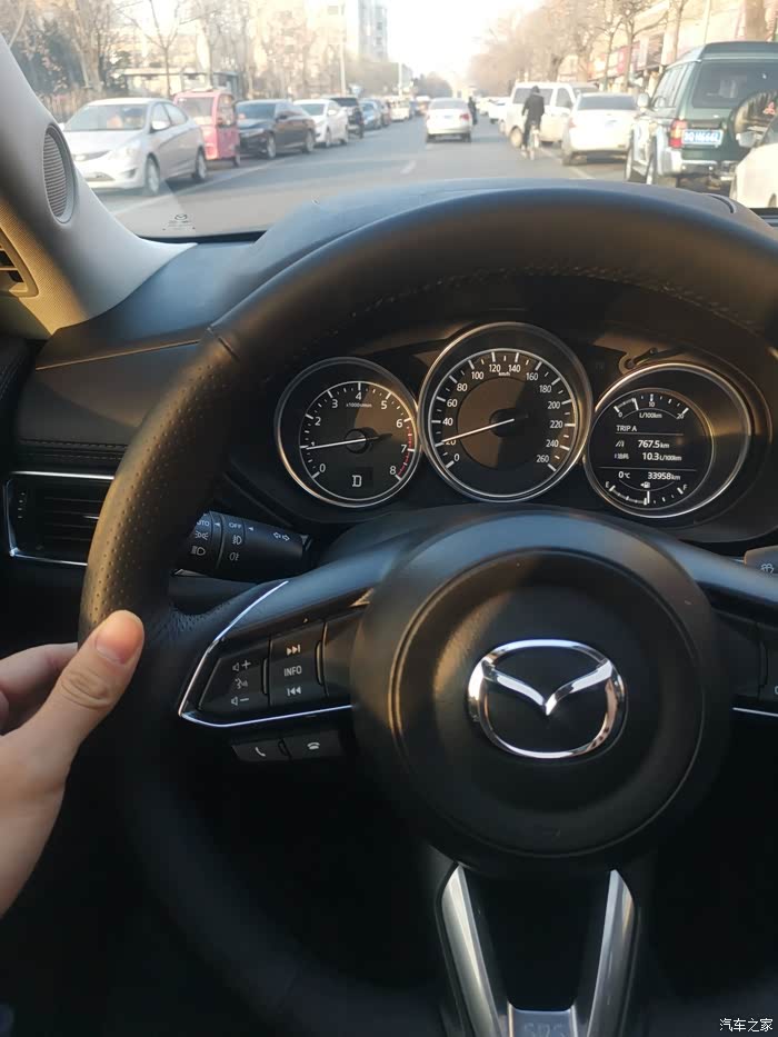 冬天早晨开车握方向盘姿势