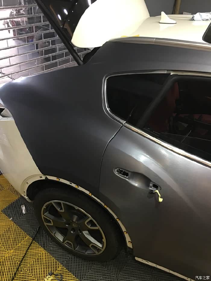 刚贴的拉丝灰,分享给大家做个参考