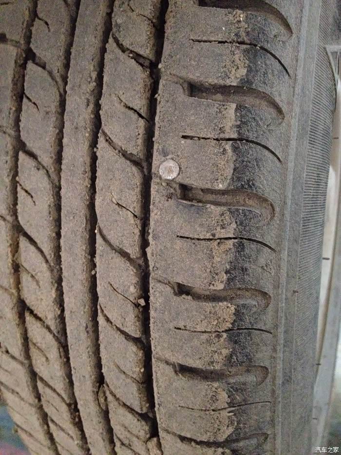 轮胎扎螺丝钉啦