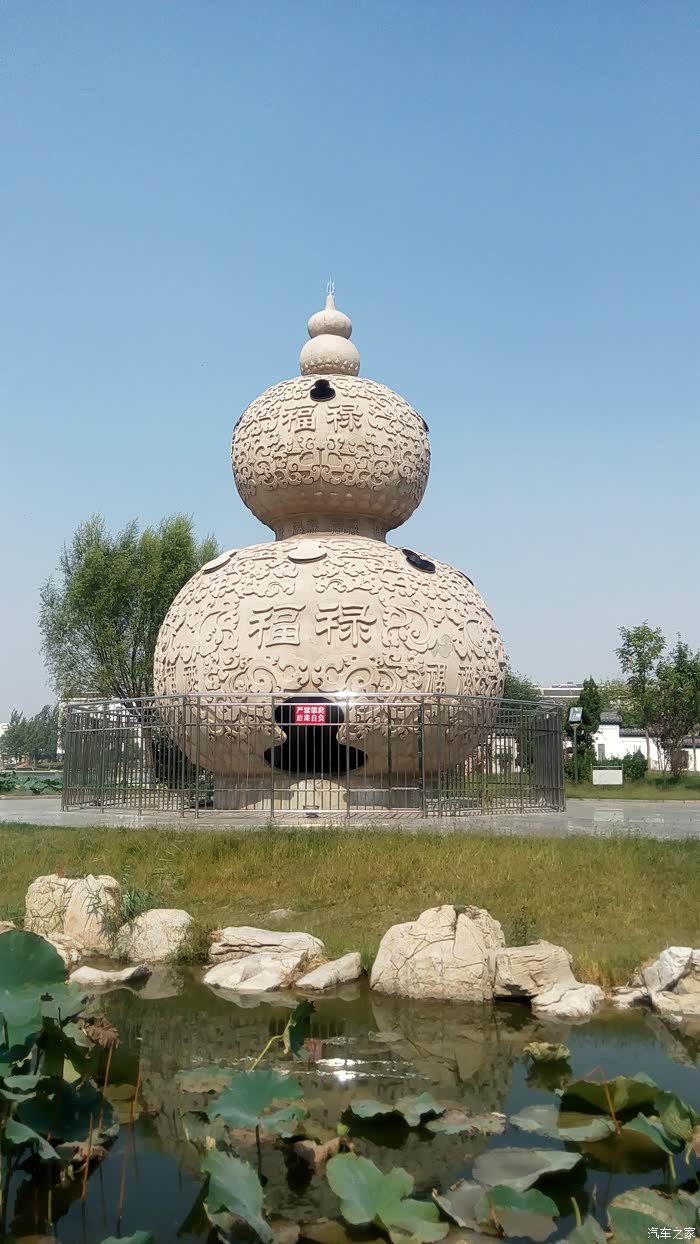 市街聊城流传着一首家喻户晓的民谣:"东昌府,有三宝,铁塔,古楼,玉皇皋