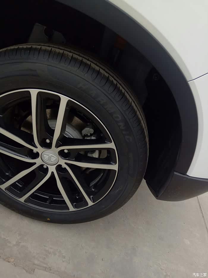 铝合金双色轮毂,我觉得比单色好看