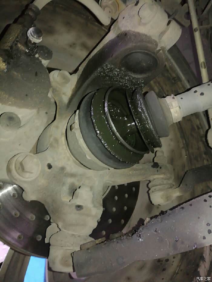 本来是来换刹车油的,发现半球笼油满天都是!里面的油脂都没了!