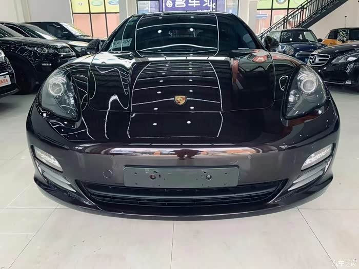 保时捷帕纳梅拉4,罕见帝王蓝内,气质不输现在的任何新车.