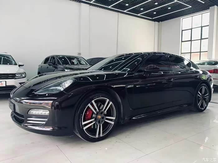 保时捷帕纳梅拉4,罕见帝王蓝内,气质不输现在的任何新车.