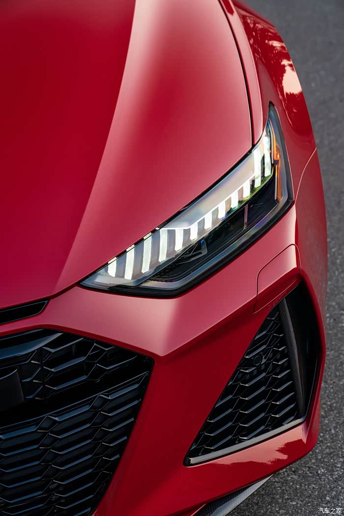 犀利的造型搭配红色车漆让它独树一帜
