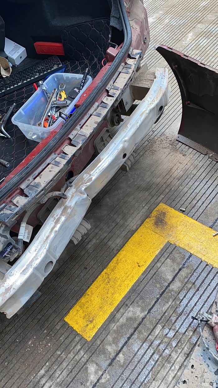 被追尾了 后防撞梁这样了