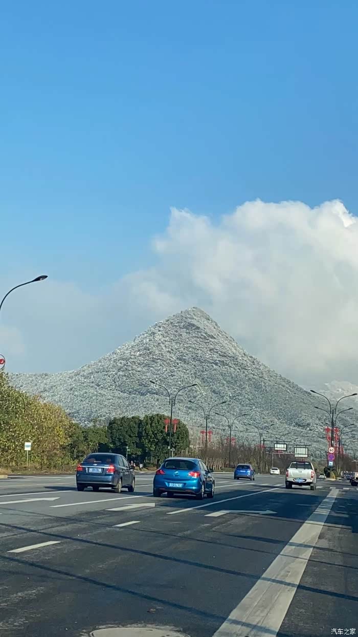 初雪后的尖峰山金华版富士山